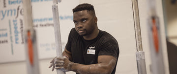 Noah Kuavita Sanas in actie tijdens een gymnastiekwedstrijd