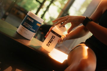 Sporter drinkt een isotone sportdrank tijdens een langdurige training voor optimale hydratatie en energie.