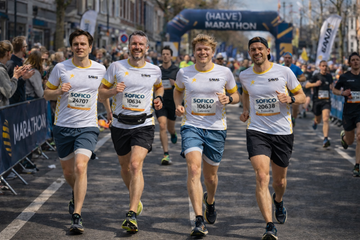 Lopers tijdens een halve marathon met focus op sportvoeding en hydratatie