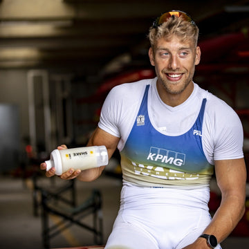 Sporter tijdens een HYROX-race met aandacht voor energie, herstel en sportvoeding