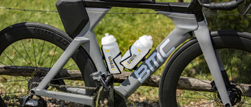 Sportvoeding triatlon met Sanas Alphamax Drink en Energy Gel tijdens het fietsen