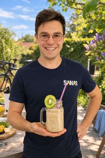Nathan Denutte van Sanas poseert met de Art(p)urie proteïne smoothie, gemaakt met Sanas Pure Whey Vanille.