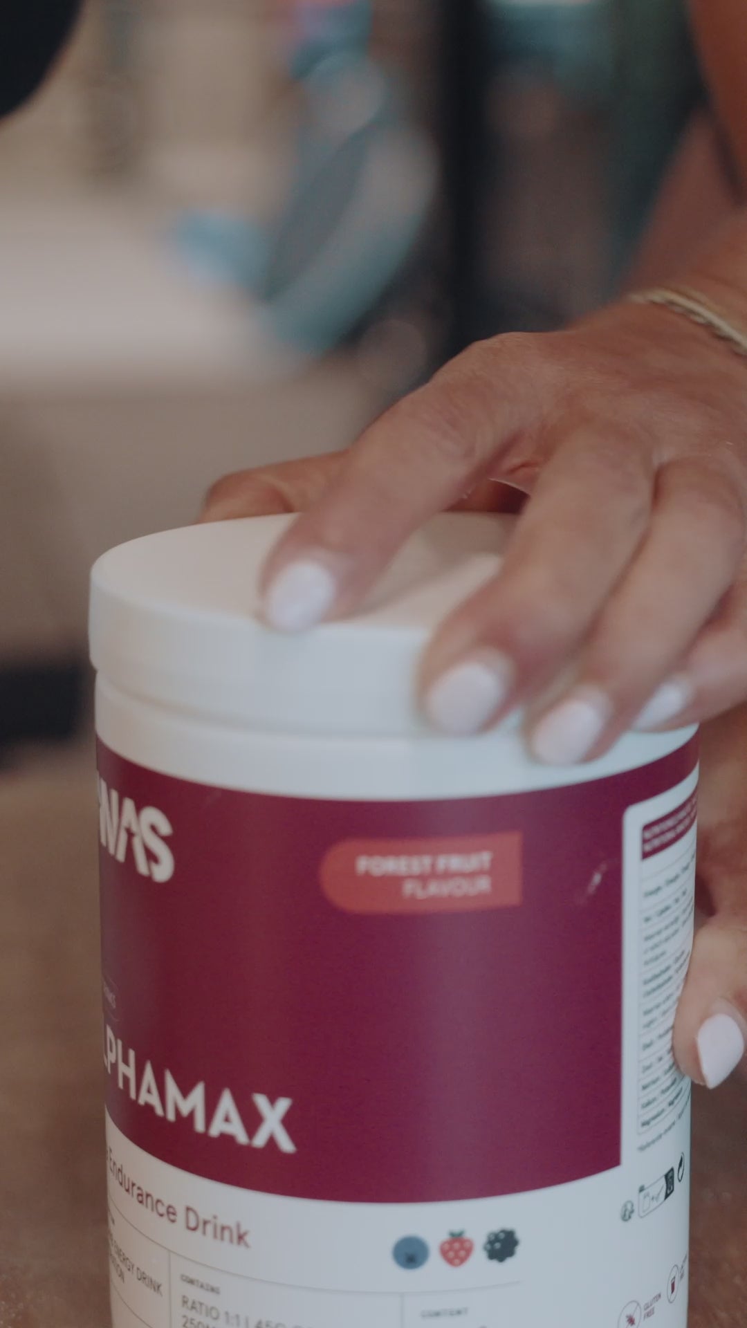 Close‑up van Alphamax‑poeder en het mixen tot een shake.