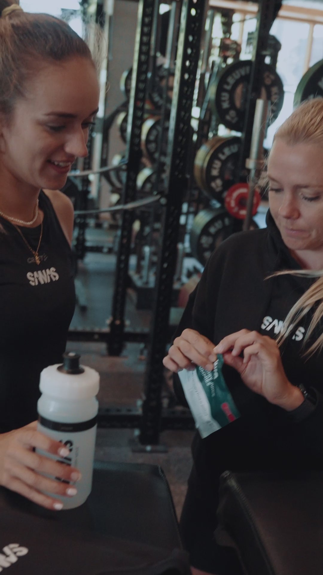Sanas‑ambassadeurs die na de training cherry juice gummies nemen voor de natuurlijke anthocyanen en lekkere kerssmaak. 